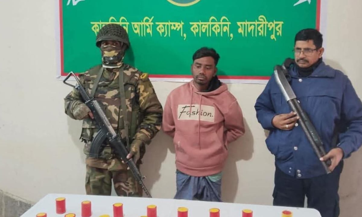 মাদারীপুরে ২৩ ককটেলসহ যুবক আটক