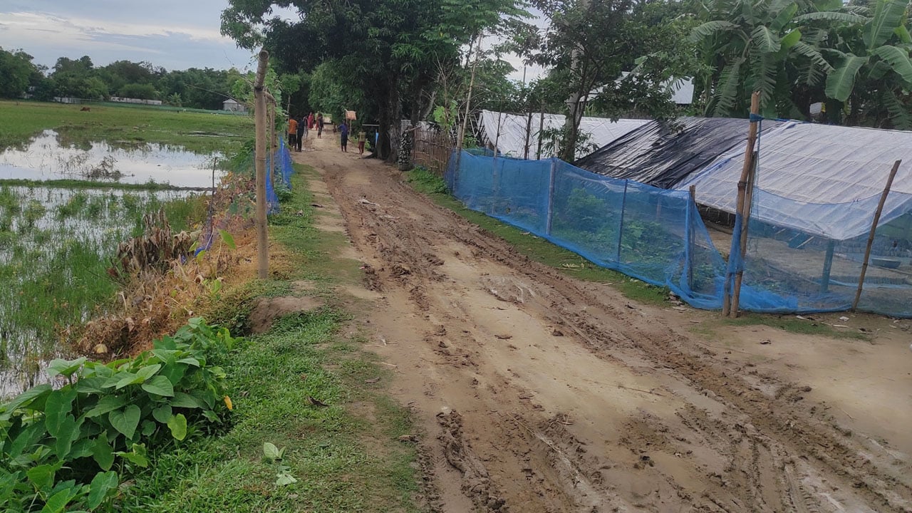 রাস্তা সংস্কার না হওয়ায় কৃষকদের চরম ভোগান্তি
