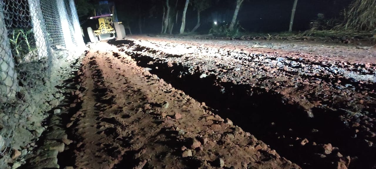 রাতের আঁধারে নিম্নমানের উপকরণ দিয়ে রাস্তা নির্মাণ, ক্ষুব্ধ এলাকাবাসী