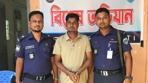 সন্দ্বীপে পুলিশ সদস্যকে অপহরণ ও মারধর, মূলহোতা গ্রেপ্তার 