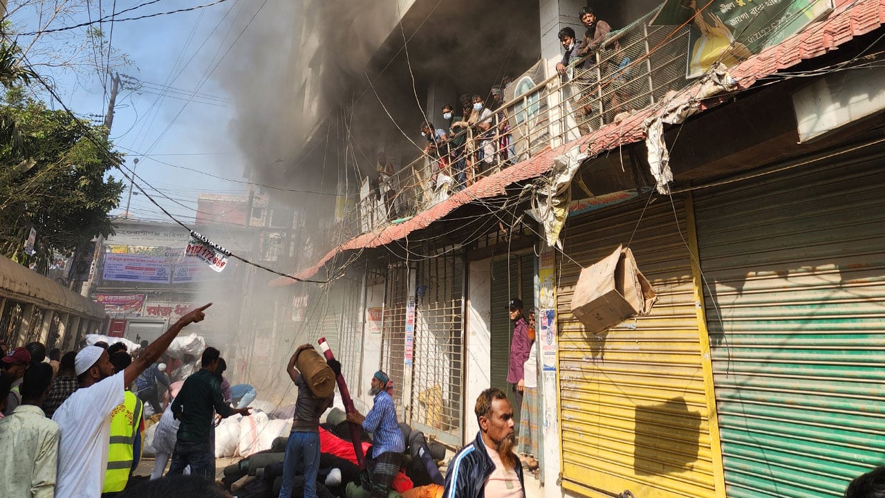 ৭ ঘণ্টায়ও নিয়ন্ত্রণে আসেনি কেরানীগঞ্জে জাবালে নূর টাওয়ারে আগুন