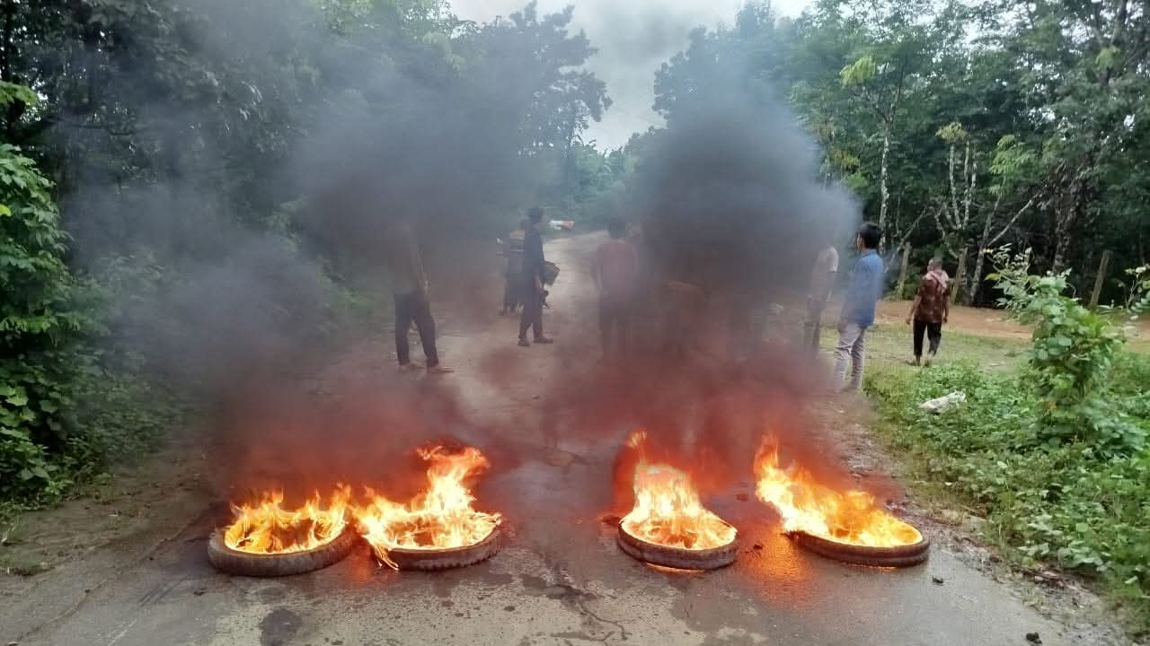 খাগড়াছড়ির তিন সড়কে আধাবেলা সড়ক অবরোধ