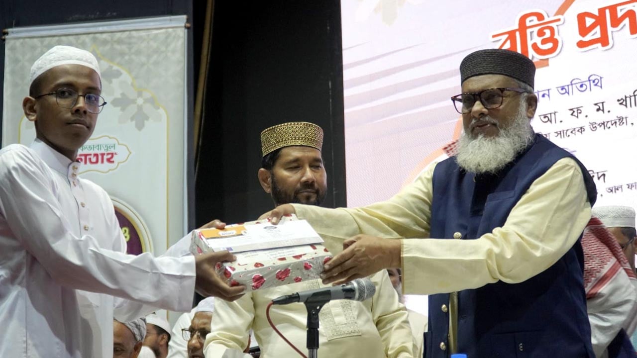 মেধার স্বীকৃতি শিক্ষার্থীদের চ্যালেঞ্জ মোকাবিলায় প্রস্তুত করে তোলে: ড. খালিদ