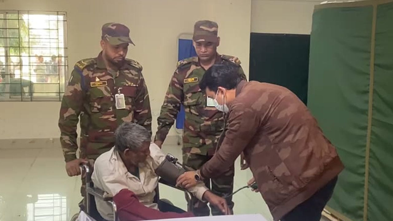 কিশোরগঞ্জে সেনাবাহিনীর উদ্যোগে বিনামূল্যে চিকিৎসাসেবা