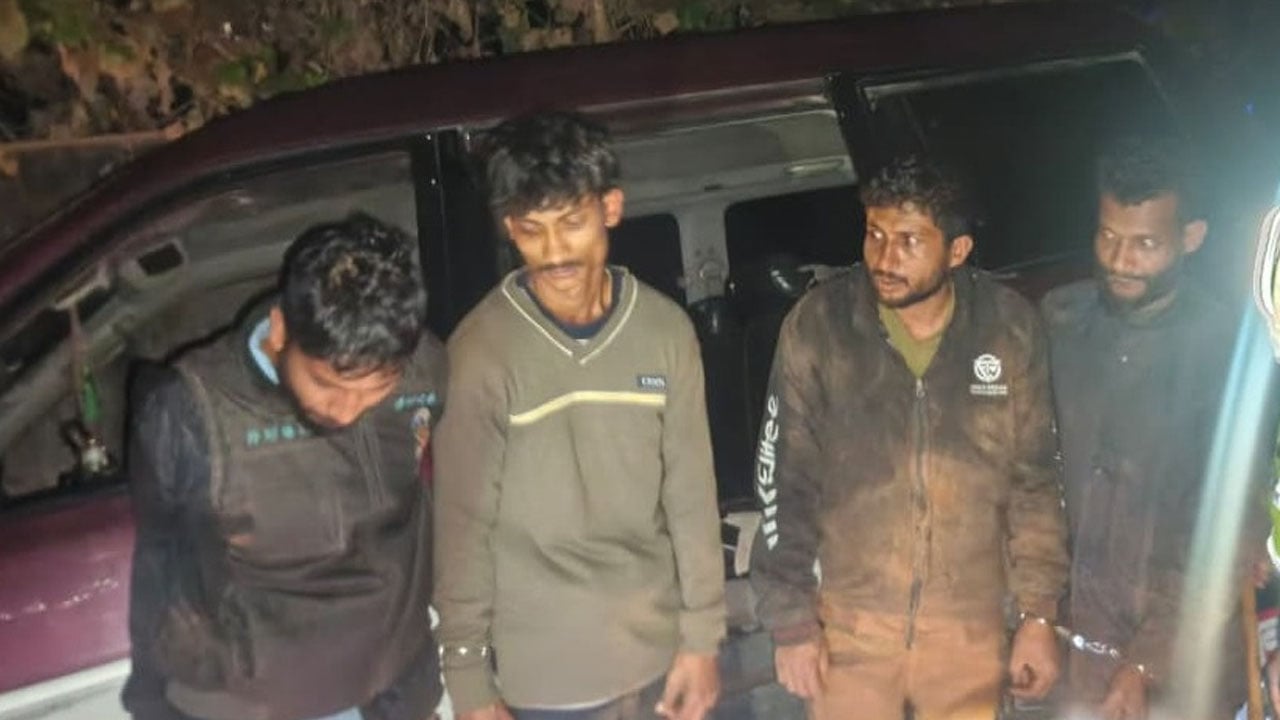 মাইক্রোবাসে পালাতে গিয়ে অস্ত্রসহ চার ডাকাত আটক