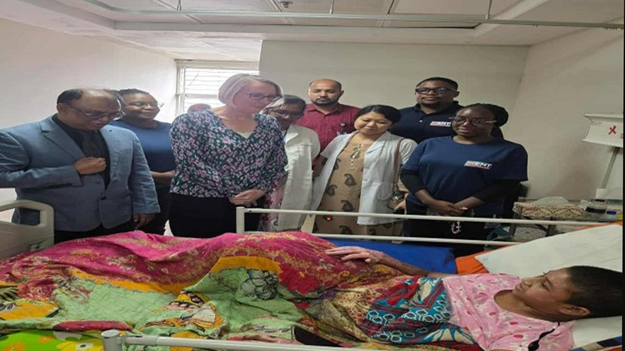 আহতদের দেখতে বার্ন ইনস্টিটিউটে ব্রিটিশ হাই কমিশনার