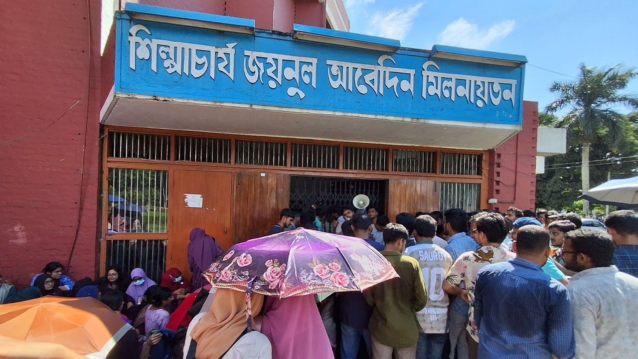 দাবি না মানায় উপাচার্যসহ তালাবদ্ধ বাকৃবির শিক্ষকরা