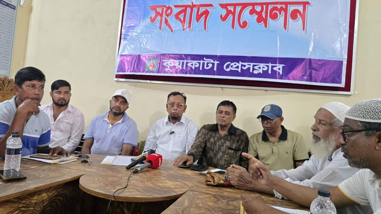 কুয়াকাটায় ভ্যাট কর্মকর্তাকে প্রত্যাহারে ৭২ ঘণ্টার আলটিমেটাম