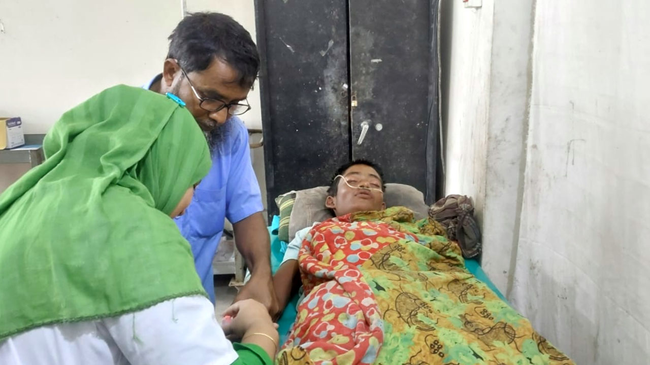 ১৯ জেলেসহ ট্রলার ডুবি, পাঁচদিন সাগরে ভেসে ফিরলেন মোরশেদ