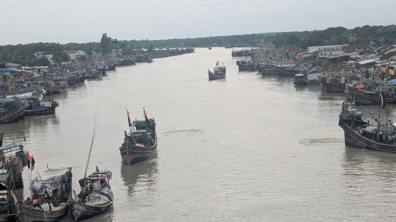 ইলিশের খোঁজে আবারও গভীর সমুদ্রে হাজারো জেলে