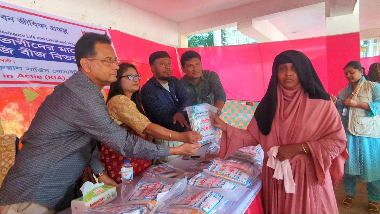 কলাপাড়ায় শীতকালীন সবজির বীজ পেয়ে উচ্ছ্বসিত ২৫০ পরিবার