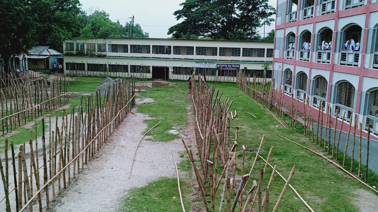 প্রশাসনকে বৃদ্ধাঙ্গুলি দেখিয়ে কুমিল্লায় বিদ্যালয় মাঠে পশুর হাট