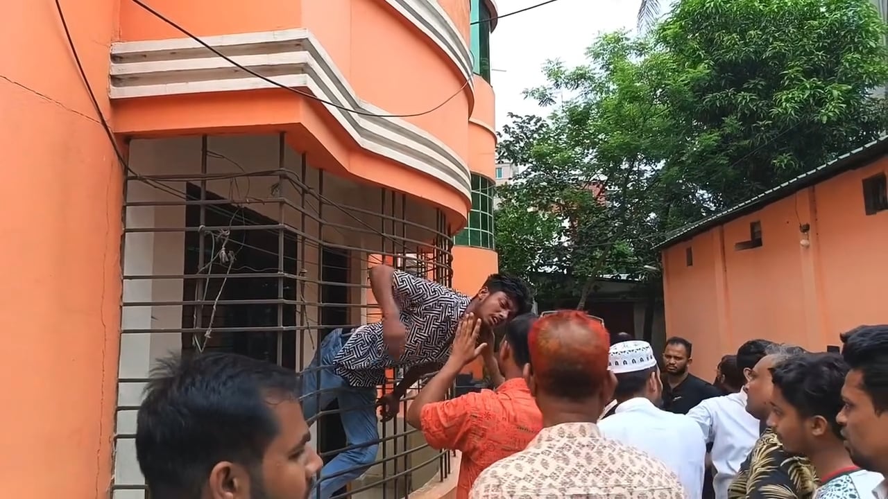 কুমিল্লায় চুরি করতে গিয়ে গ্রিলে আটকে গেল চোর