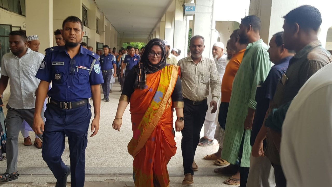 কী কারণে বরখাস্ত হলেন কুড়িগ্রামের সেই ডিসি
