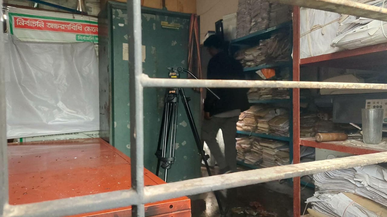 কুষ্টিয়ায় নির্বাচন অফিসে দুর্বৃত্তদের আগুন