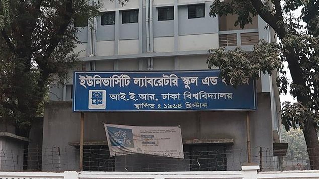 হিজাব পরিহিত শিক্ষার্থীদের টপ আর জিন্সে দেখতে চান শিক্ষক বরুণ কুমার
