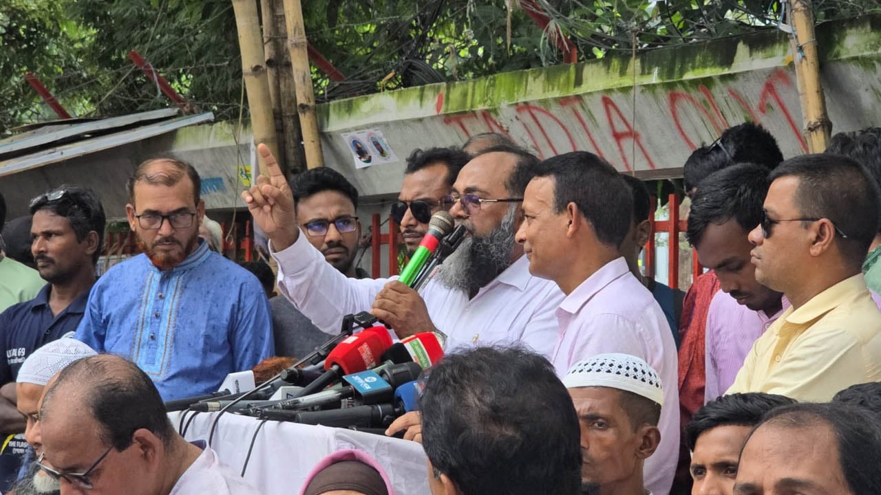 আ.লীগের শুধু কার্যক্রম নয়, পুরোপুরি নিষিদ্ধ করতে হবে: লায়ন ফারুক