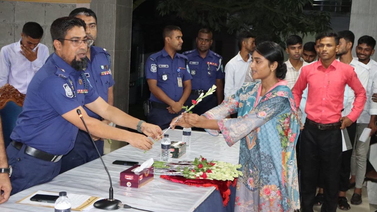 ১২০ টাকায় লালমনিরহাটে পুলিশে ১৭ জনের চাকরি