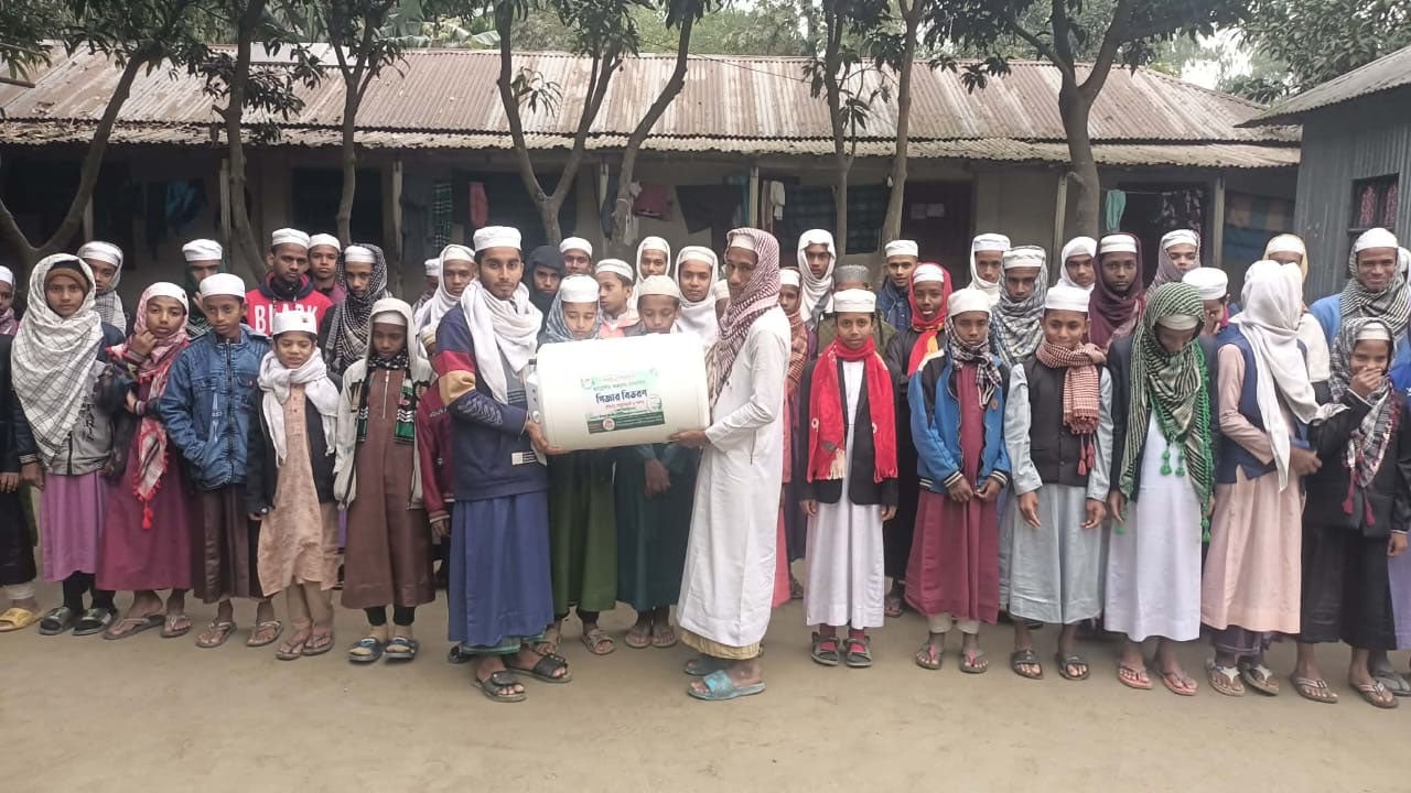 লালমনিরহাটে হিফজ শিক্ষার্থীদের মাঝে গিজার ও রুম হিটার বিতরণ