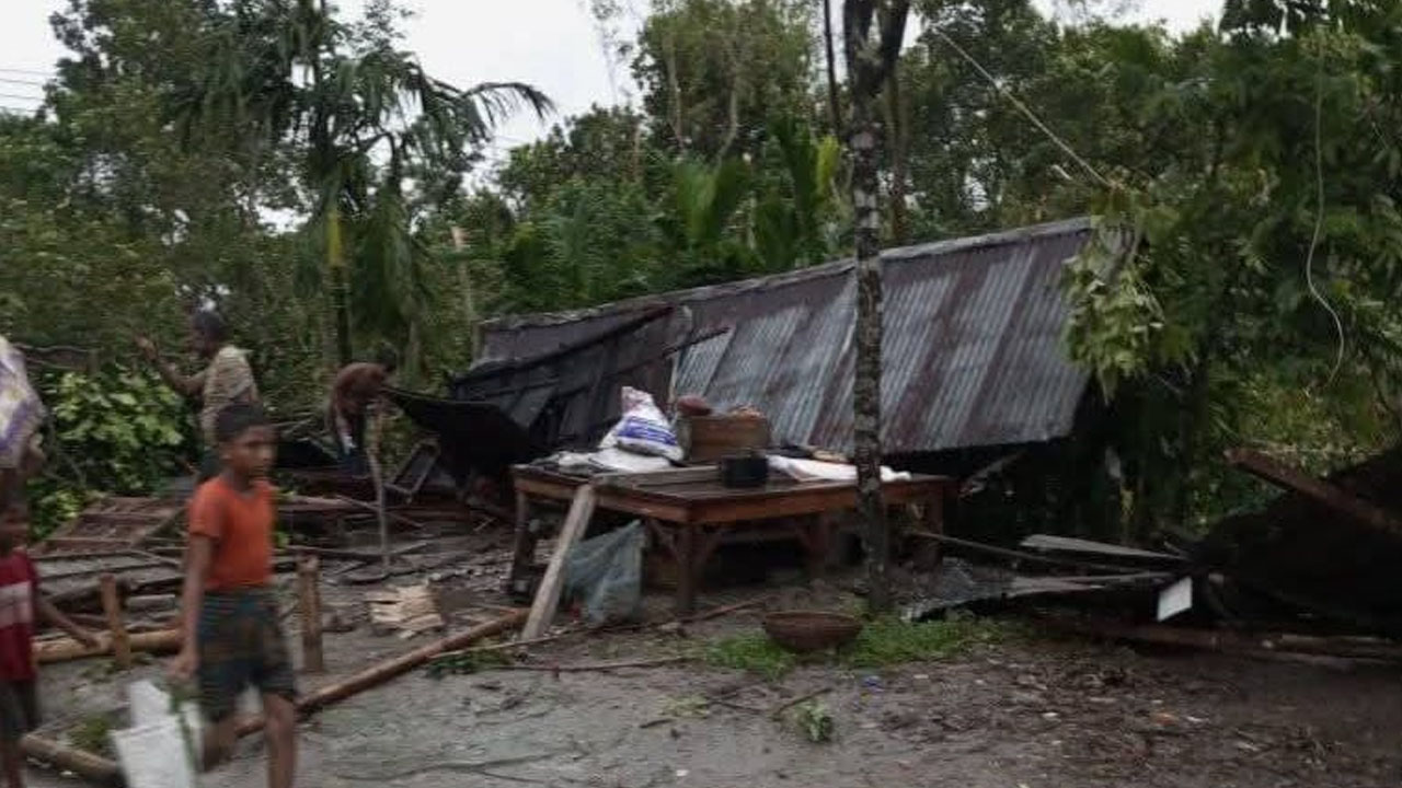 লালমনিরহাটে ঘূর্ণিঝড়ে লণ্ডভণ্ড কয়েকশ ঘরবাড়ি, আহত ১৫