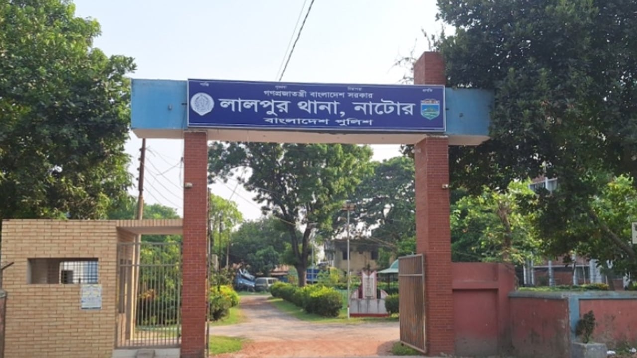 ড্রাইভিং সিটে হেলপার, লালপুরে ট্রাকের ধাক্কায় ভ্যানচালক নিহত