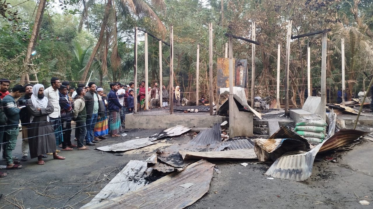 বিএনপি নেতার বসতঘরে নাশকতার বিশ্বাসযোগ্য প্রমাণ পায়নি পুলিশ