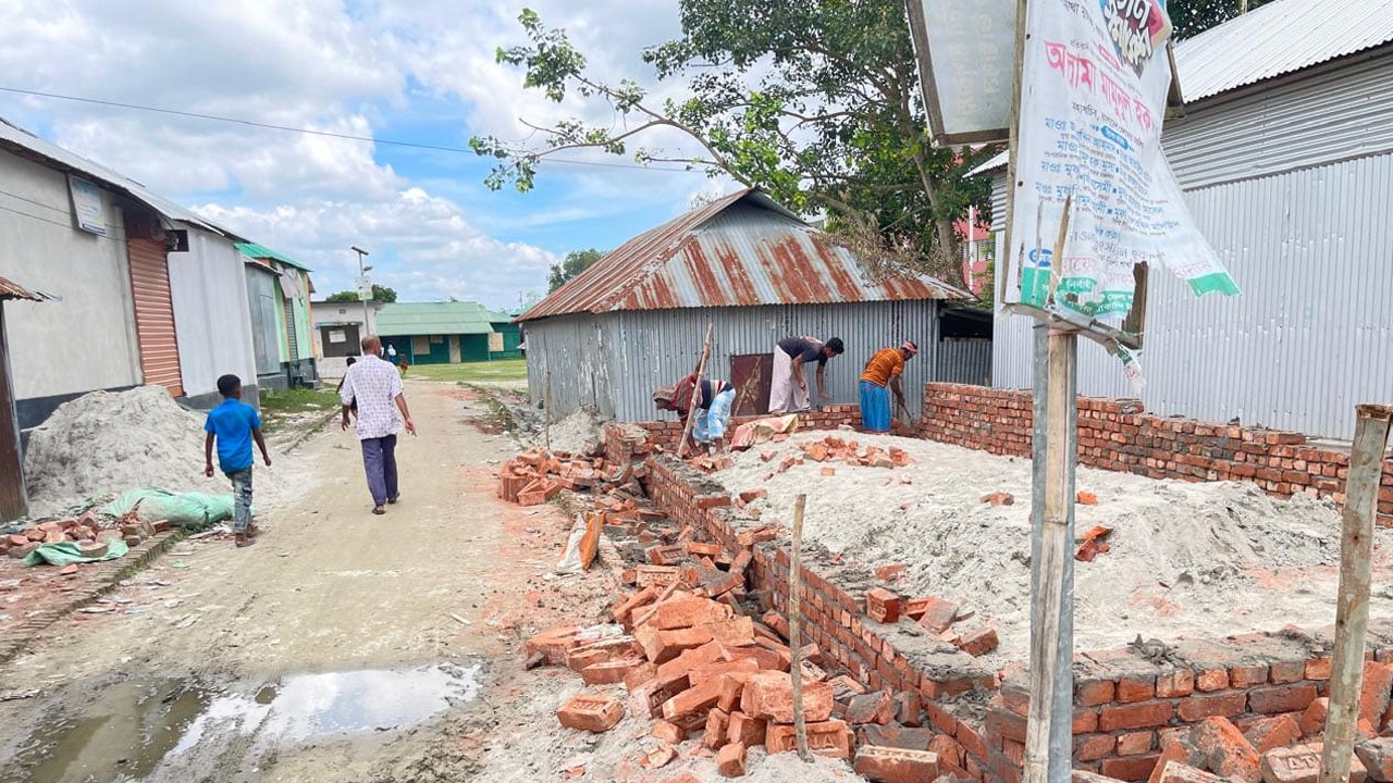 সরকারি জায়গায় আ.লীগের অফিস নির্মানের চেষ্টা, বন্ধ করলো ইউএনও