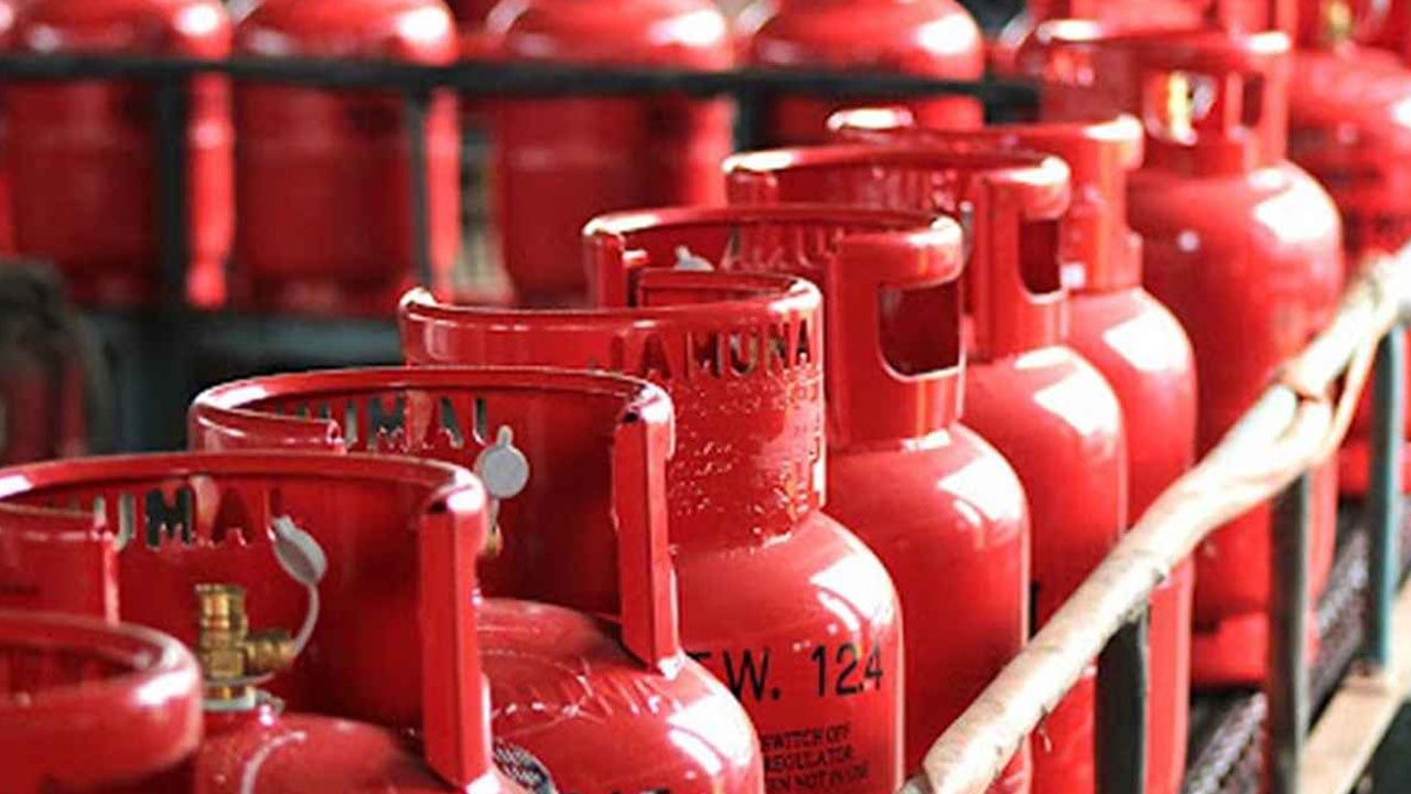 চট্টগ্রামে তীব্র এলপিজি সংকট, ভোক্তাদের জিম্মি করে অতিরিক্ত দাম আদায়