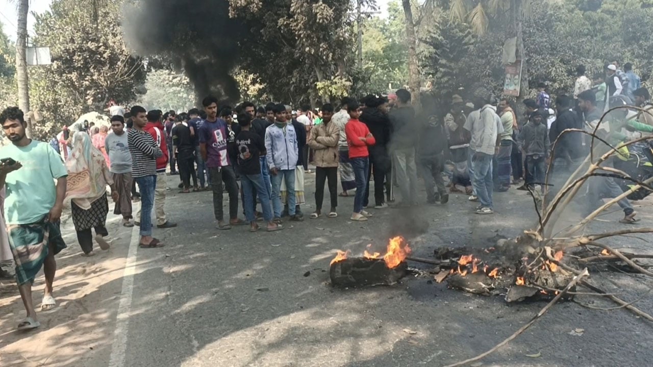 মাদারীপুরে কাভার্ডভ্যানের চাপায় ভ্যানচালকসহ নিহত ৩