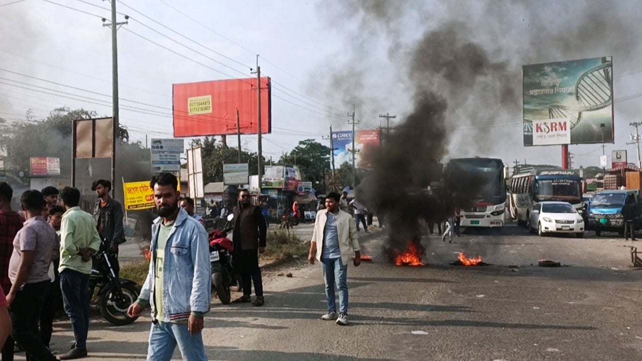 ওসমান হাদি হত্যা: টায়ার জ্বলিয়ে ঢাকা-বরিশাল মহাসড়ক অবরোধ