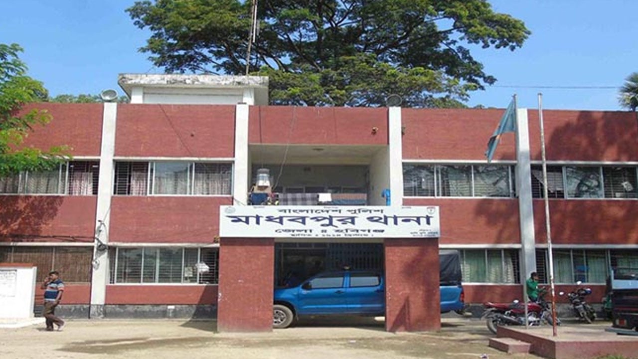 অটোরিকশা চার্জ দিতে গিয়ে বিদ্যুৎস্পৃষ্টে চালকের মৃত্যু