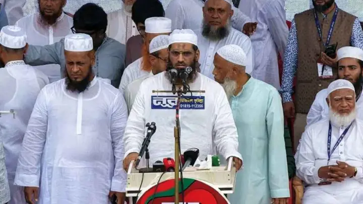 ছয় দফা না মানলে সরকারকে লাল কার্ড দেখাবে জনগণ: মামুনুল হক