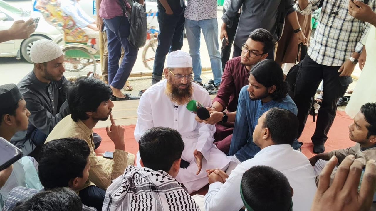 ঢাবিতে অনশনরতদের প্রতি সংহতি জানালেন মামুনুল হক