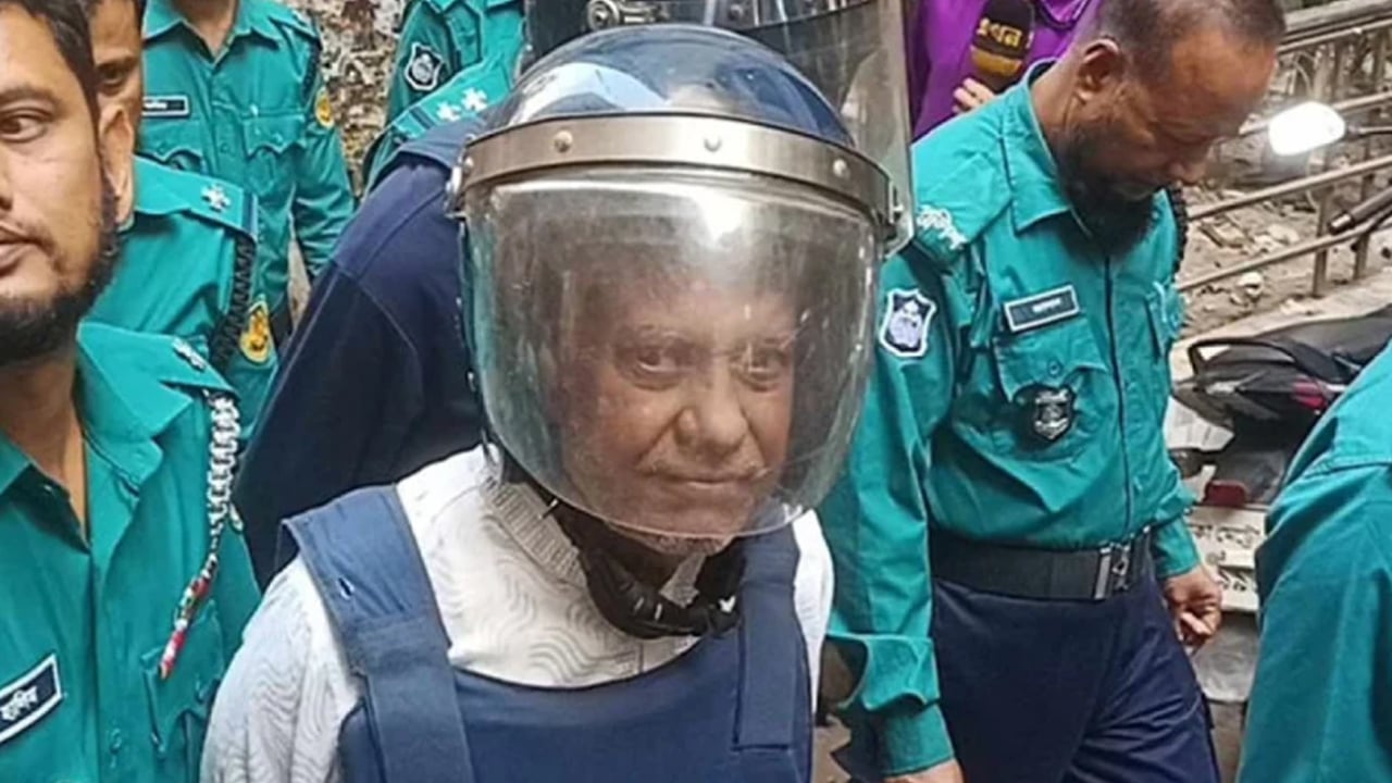 দুর্নীতির মামলায় গ্রেপ্তার দেখানো হলো সাবেক বিচারপতি মানিককে