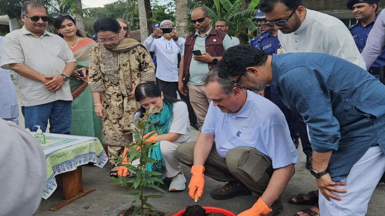 তথ্যমন্ত্রীর গ্রামের বাড়িতে ভাজা ইলিশ আর রসমালাইয়ের স্বাদে মুগ্ধ মার্কিন রাষ্ট্রদূত