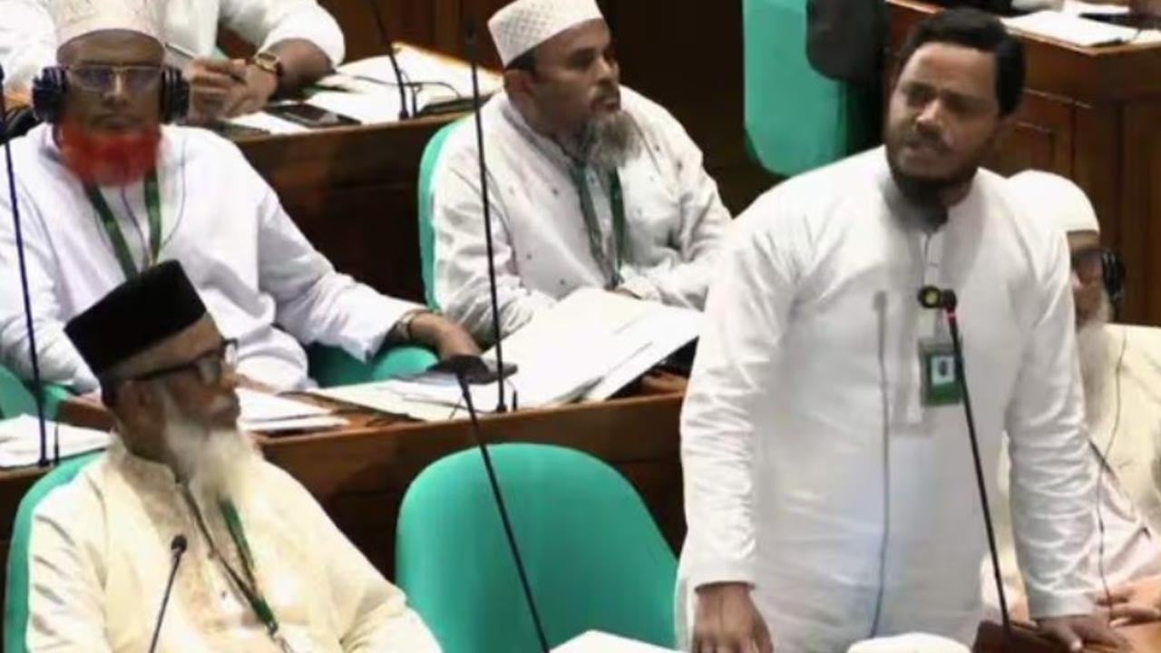 সংবিধান রক্ষা করতে গেলে প্রধানমন্ত্রীর এখন বিদেশে থাকার কথা