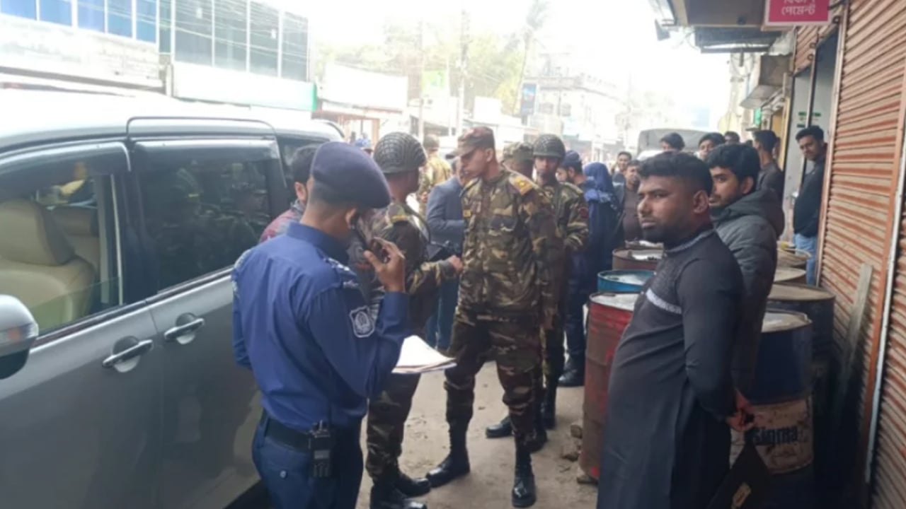 মেহেরপুর জেলা জামায়াত আমিরের গাড়ি থেকে অস্ত্রসহ আটক ৩