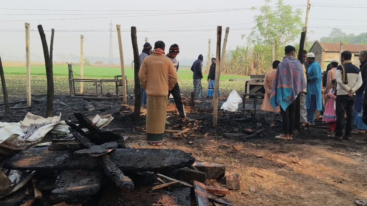 দুর্বৃত্তের আগুনে ফার্নিচার কারখানা পুড়ে ছাই, ক্ষতি প্রায় ৩০ লাখ