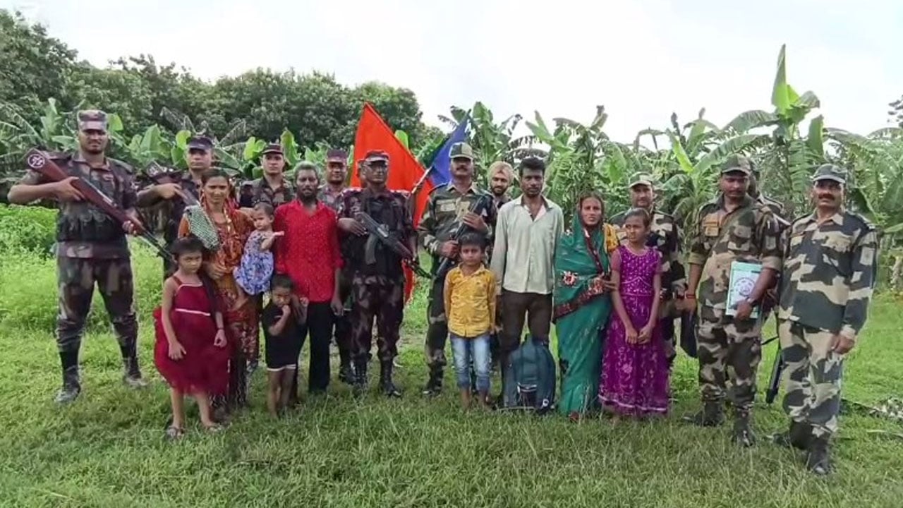 পতাকা বৈঠকে ৯ বাংলাদেশিকে হস্তান্তর করলো বিএসএফ