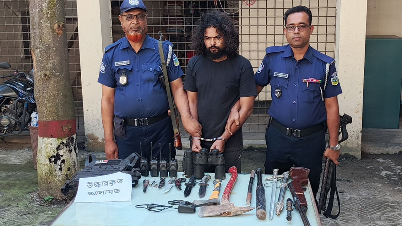 জামালপুরে বিপুল পরিমাণ অস্ত্রসহ যুবক গ্রেপ্তার