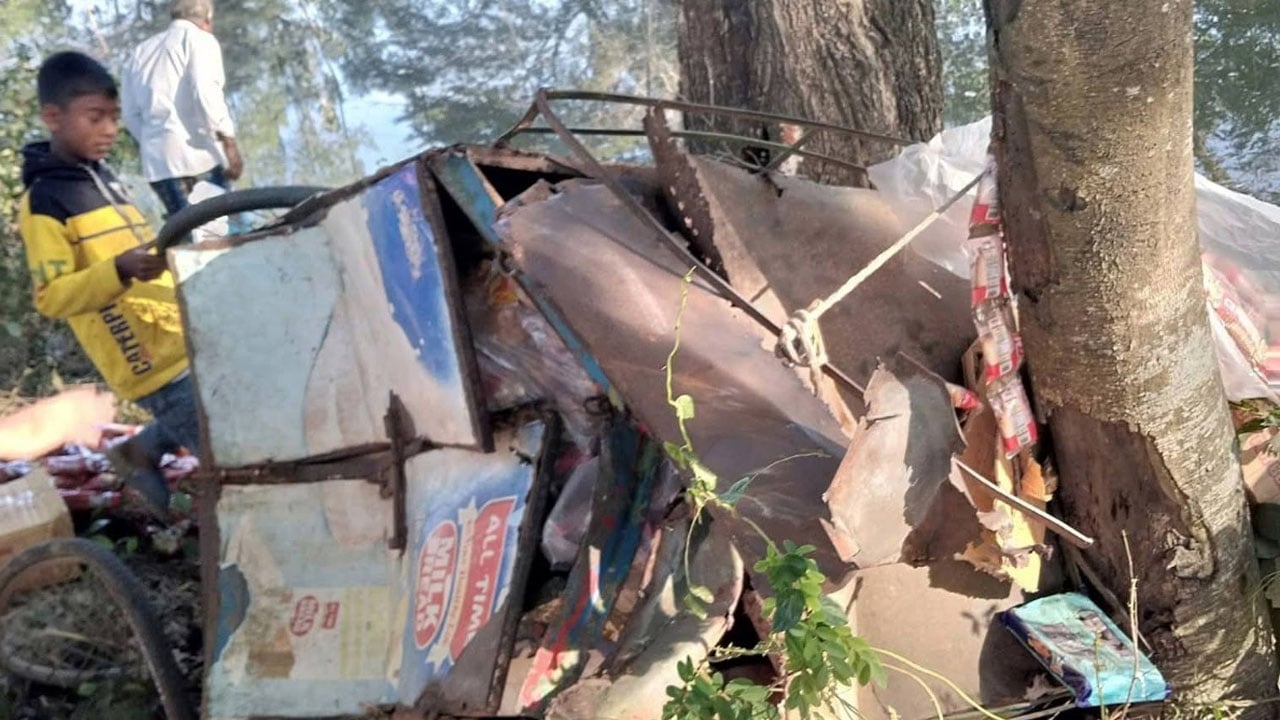মিরসরাইয়ে গাড়ির ধাক্কায় প্রাণ গেল ভ্যানচালকের