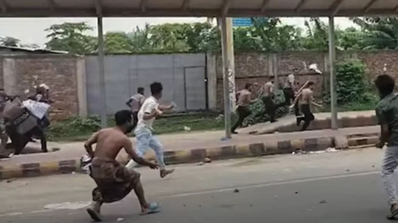 মিরপুরে বস্তি উচ্ছেদে গিয়ে তাড়া খেল পুলিশ