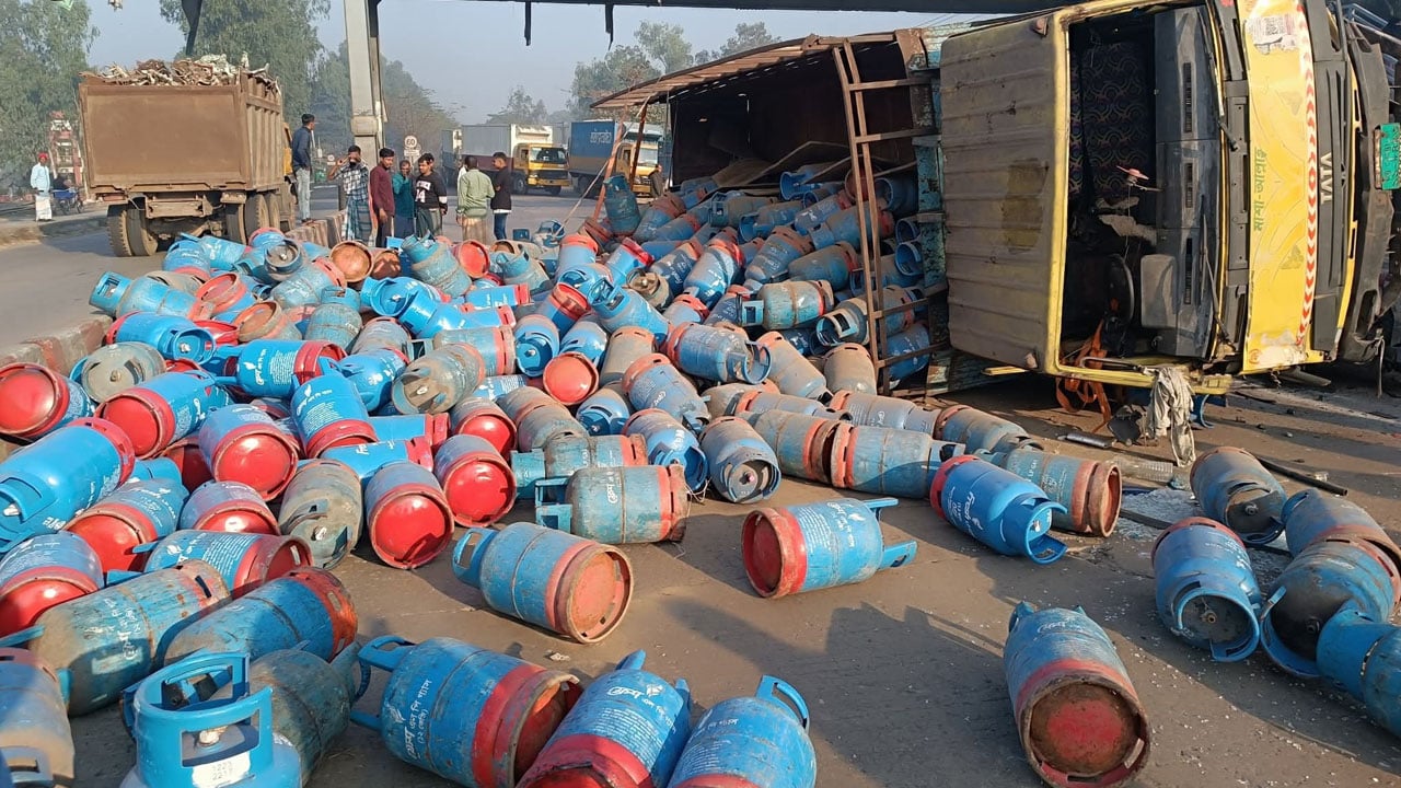 ট্রাক উল্টে মহাসড়কে সিলিন্ডারের ছড়াছড়ি, বিভাজকে পড়ে আছে লাশ