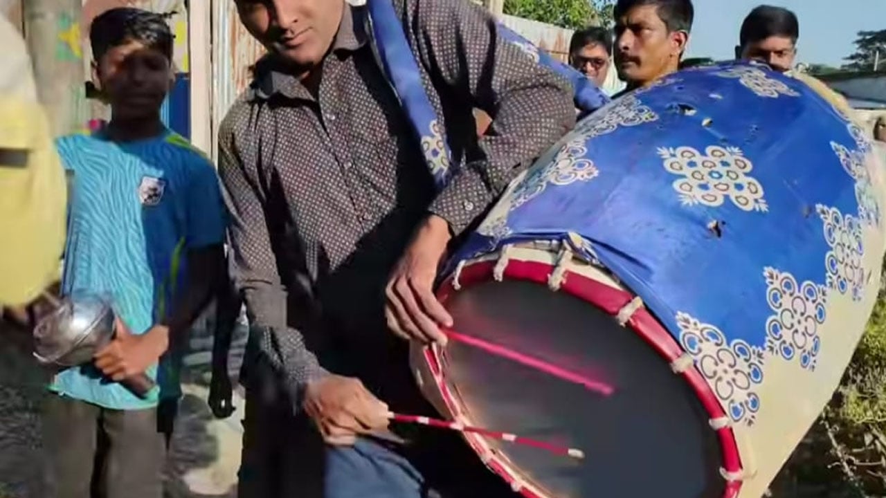ঢাক বাজাচ্ছেন ঢাকি