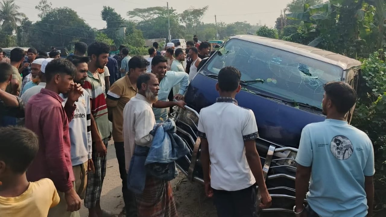 বরযাত্রীবাহী মাইক্রোবাস নিয়ন্ত্রণ হারিয়ে একজন নিহত, আহত ৫