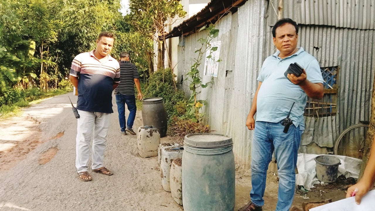 কাপাসিয়ায় ৫০০ লিটার চোলাই মদ উদ্ধার, চার নারীসহ আটক ৭ 