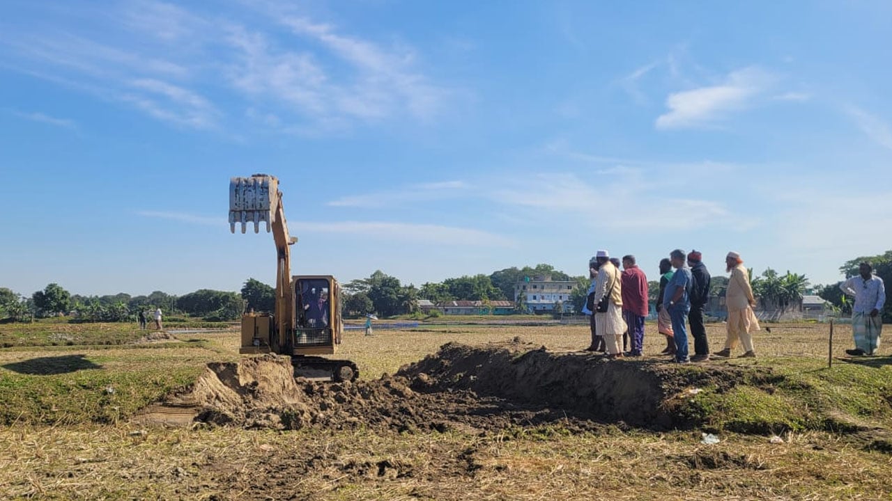 মদনে সরকারি রাস্তা কেটে দিলো আ.লীগ নেতা