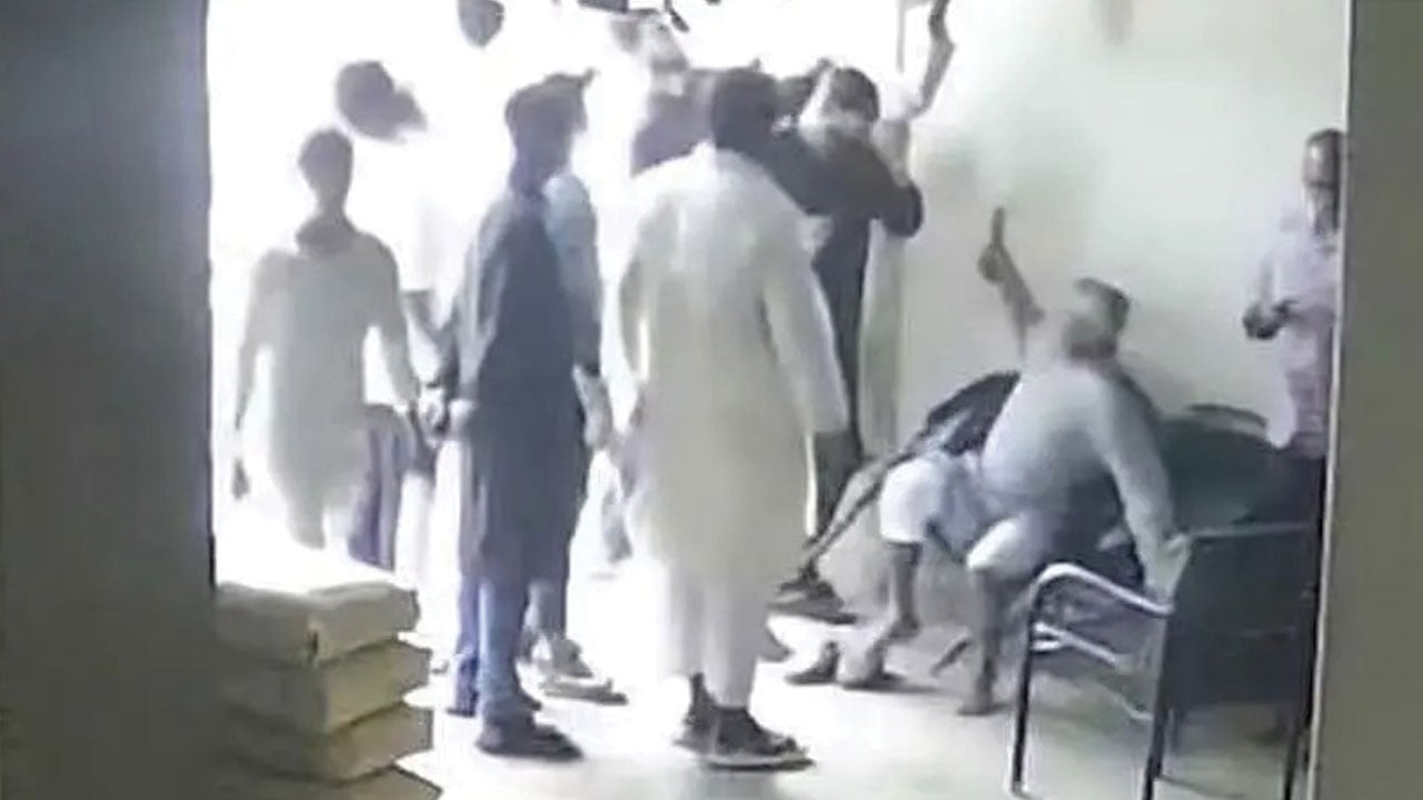 মোহাম্মদপুরে বাসায় ঢুকে ব্যবসায়ীর ওপর হামলা, ভিডিও ভাইরাল