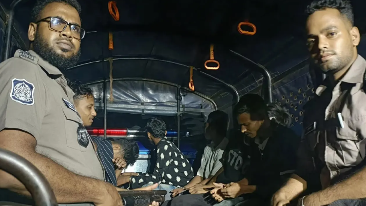 মোহাম্মদপুরে শীর্ষ সন্ত্রাসীসহ গ্রেপ্তার ৭