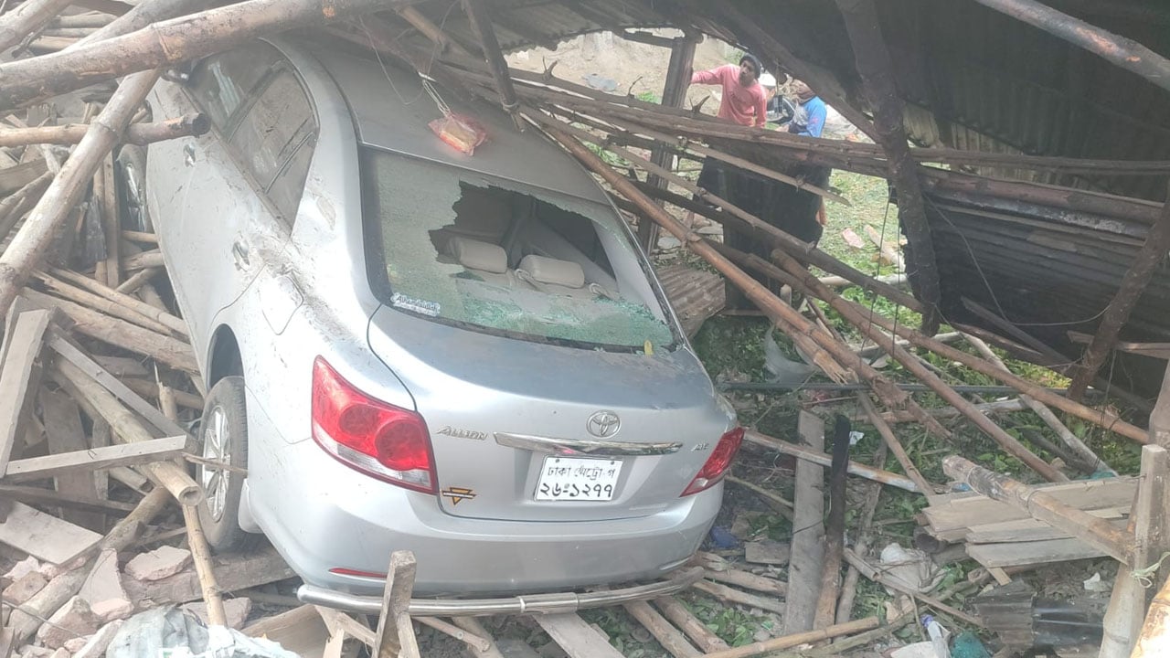 নিয়ন্ত্রণ হারিয়ে চায়ের দোকানে প্রাইভেটকার, নিহত ১ আহত ৩